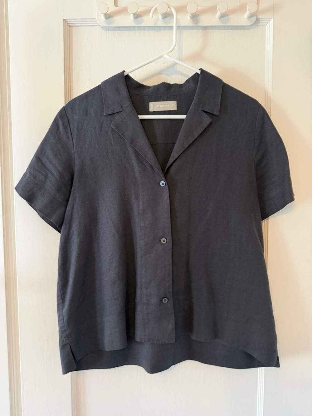 Everlane Short-Sleeve Button-Down Top in Charcoal